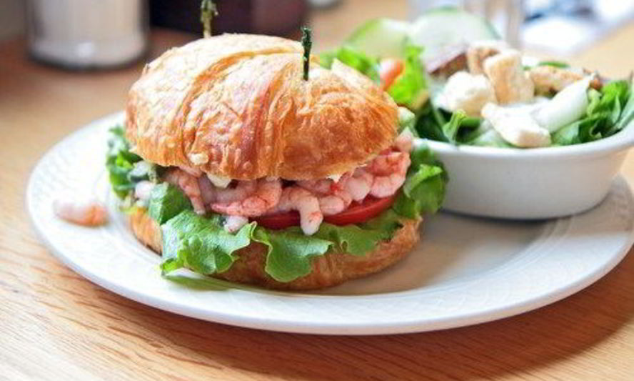 Рецепт булочек с томатами, зеленым салатом и креветками