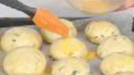 булочки с зеленым луком и ветчиной