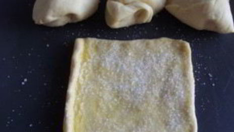 булочки-сердечки с сахаром