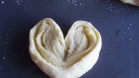 булочки-сердечки с сахаром