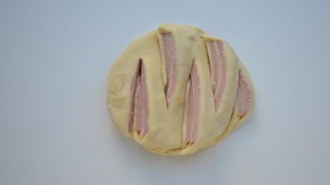 булочки-тюльпаны с колбасой