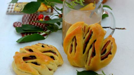 булочки-тюльпаны с колбасой