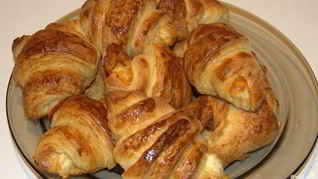 Круассаны из слоеного дрожжевого теста