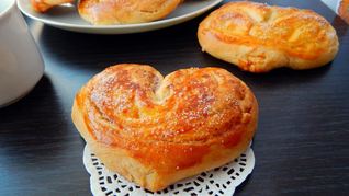 Плюшки с корицей и сахаром