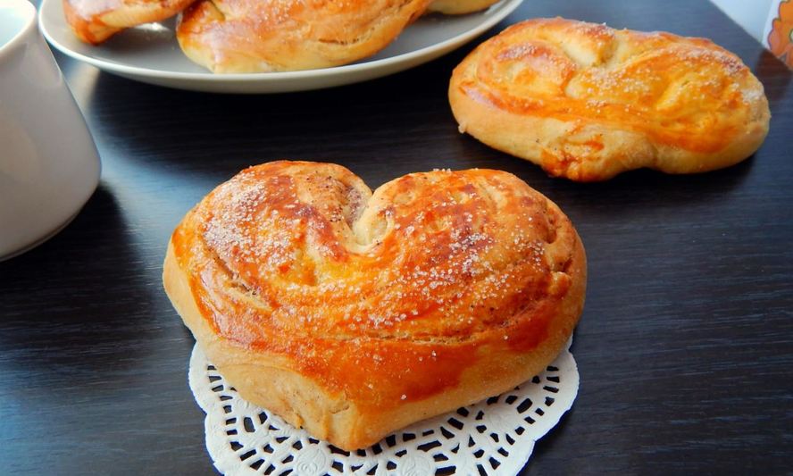 Рецепт плюшек с корицей и сахаром