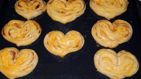 плюшки с корицей и сахаром