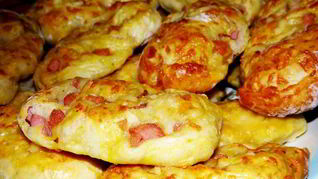 Пресные витые плюшки с сосисками и сыром