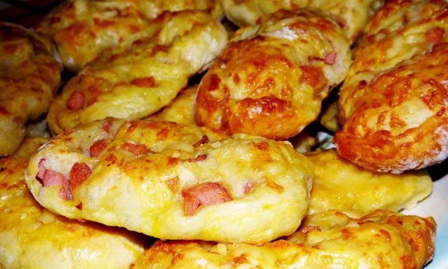 Рецепт пресных витых плюшек с сосисками и сыром