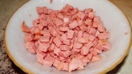 пресные витые плюшки с сосисками и сыром