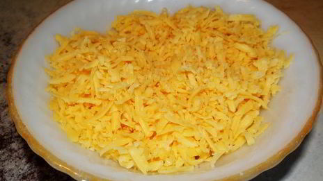 пресные витые плюшки с сосисками и сыром