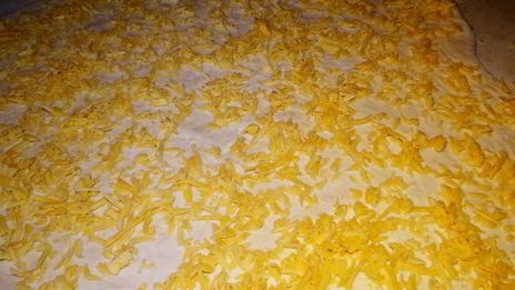 пресные витые плюшки с сосисками и сыром