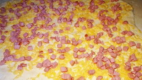 пресные витые плюшки с сосисками и сыром