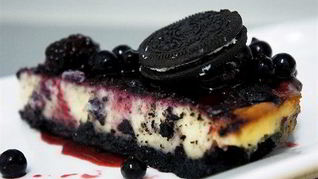 Чизкейк из шоколадного печенья с ягодным соусом