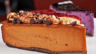 Чизкейк с шоколадом и орехами