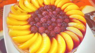 Чизкейк украшенный фруктами