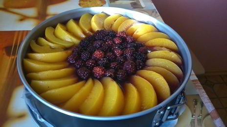 чизкейк украшенный фруктами