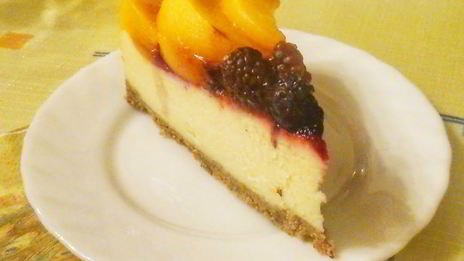 чизкейк украшенный фруктами