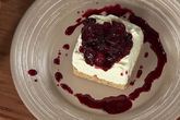 Домашний чизкейк с соусом фламбе из вишни