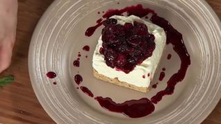 Домашний чизкейк с соусом фламбе из вишни