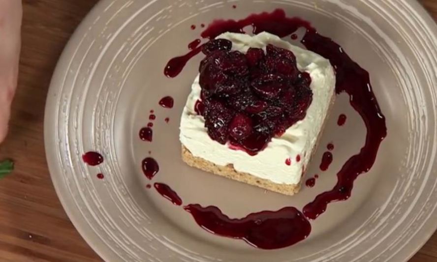 Рецепт домашнего чизкейка с соусом фламбе из вишни