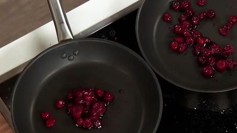 домашний чизкейк с соусом фламбе из вишни