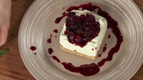 домашний чизкейк с соусом фламбе из вишни
