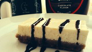 Легкий чизкейк с шоколадным соусом