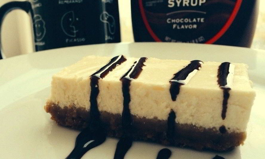 Рецепт легкого чизкейка с шоколадным соусом