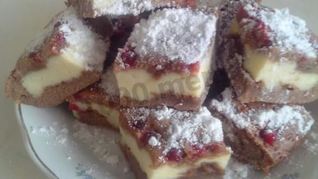 Шоколадно-творожный брауни-чизкейк с ягодами