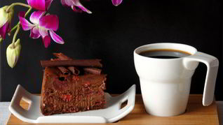 Шоколадный чизкейк с вишней