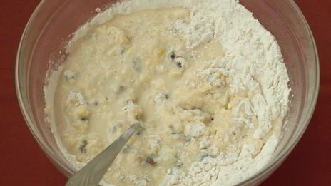 кекс с изюмом на молоке