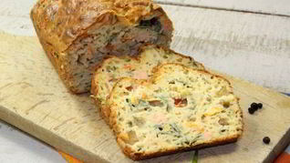 Кекс с лососем и луком