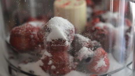 кекс с ягодным соусом