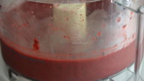 кекс с ягодным соусом