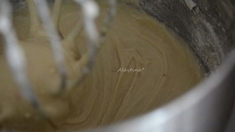 кекс с ягодным соусом