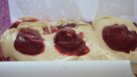 кекс с ягодным соусом