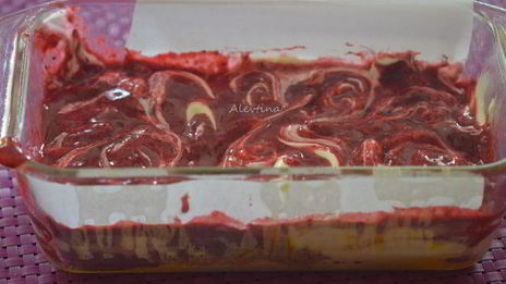 кекс с ягодным соусом