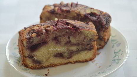 кекс с ягодным соусом