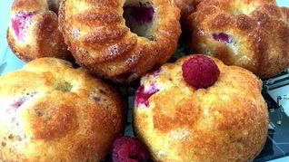 Кексы с малиной и миндалем