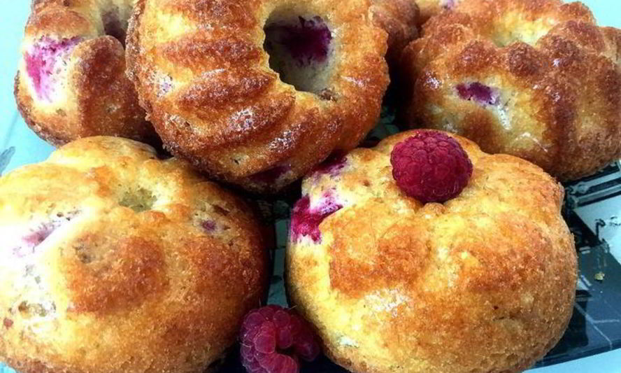 Рецепт кексов с малиной и миндалем