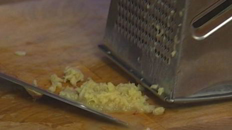 пряный имбирный кекс с черносливом и кленовым сиропом