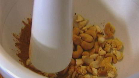 пряный имбирный кекс с черносливом и кленовым сиропом