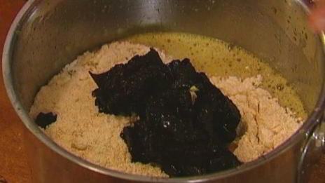 пряный имбирный кекс с черносливом и кленовым сиропом