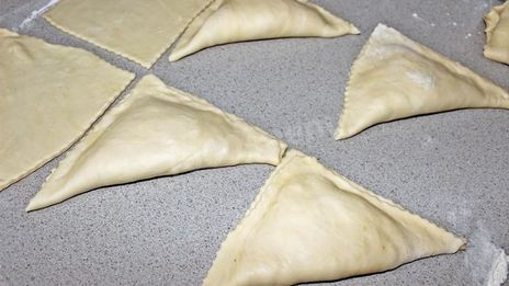 хачапури из слоеного теста с сыром в духовке