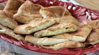 Хачапури с брынзой из слоеного теста