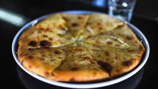 Хачапури с запеченным картофелем, жареным луком и грибами