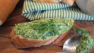 Багет с соусом песто