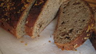 Банановый хлеб с орехами и цельнозерновой мукой