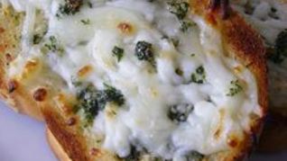 Чесночный хлеб с моцареллой