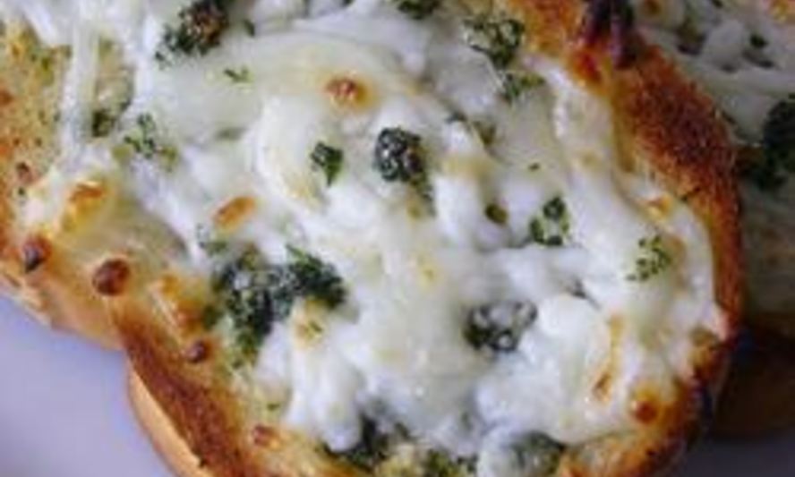 Рецепт чесночного хлеба с моцареллой